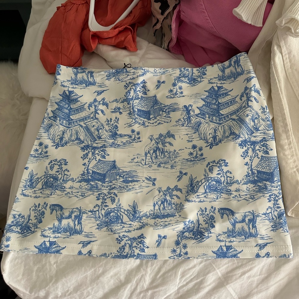 EDIKTED SKIRT. size small!! NEVER WORN